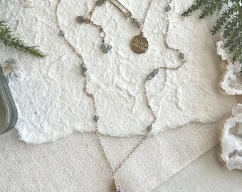 Colar com Pingente de Labradorita: Corrente em Ouro 14k, Gema Delicada