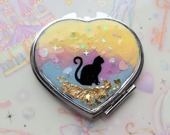 Specchio compatto a forma di cuore con silhouette di gattino