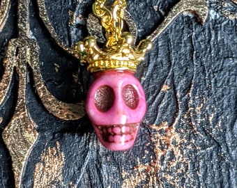 Teschio di pietra coronato carino raccapricciante