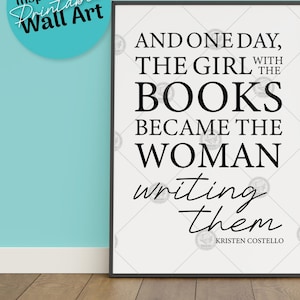 Op de afbeelding: Zwart-witte printbare wanddecoratie met de quote "En op een dag werd het meisje met de boeken de vrouw die ze schreef." De quote is toegeschreven aan Kristen Costello.