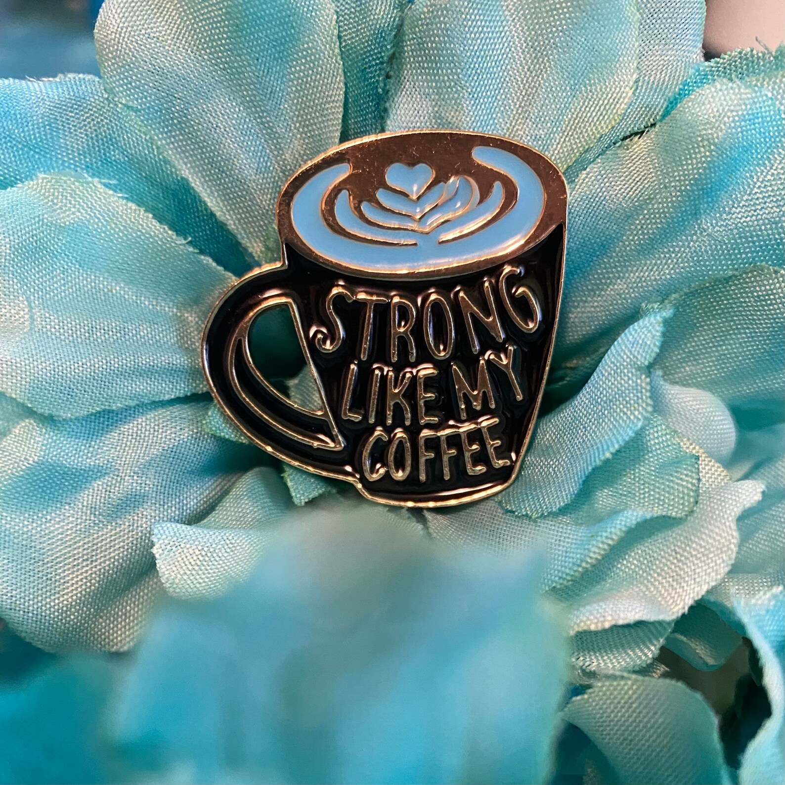 Fuerte como mi taza de café negro azul y oro esmalte Pin