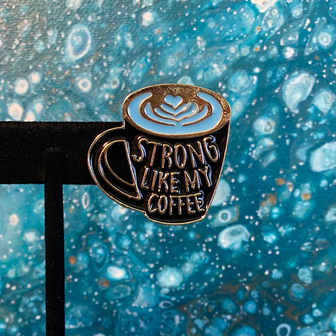 Fuerte como mi taza de café negro azul y oro esmalte Pin