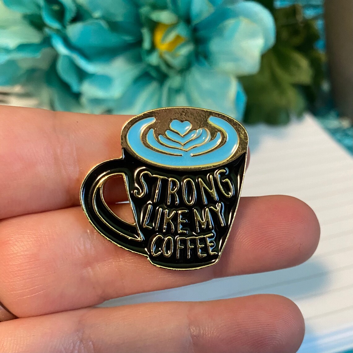Fuerte como mi taza de café negro azul y oro esmalte Pin