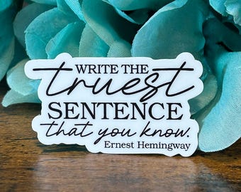 Pegatina de vinilo resistente a la intemperie con frase "Escribe la frase más verdadera que sepas" de Ernest Hemingway / Regalos para autores y escritores