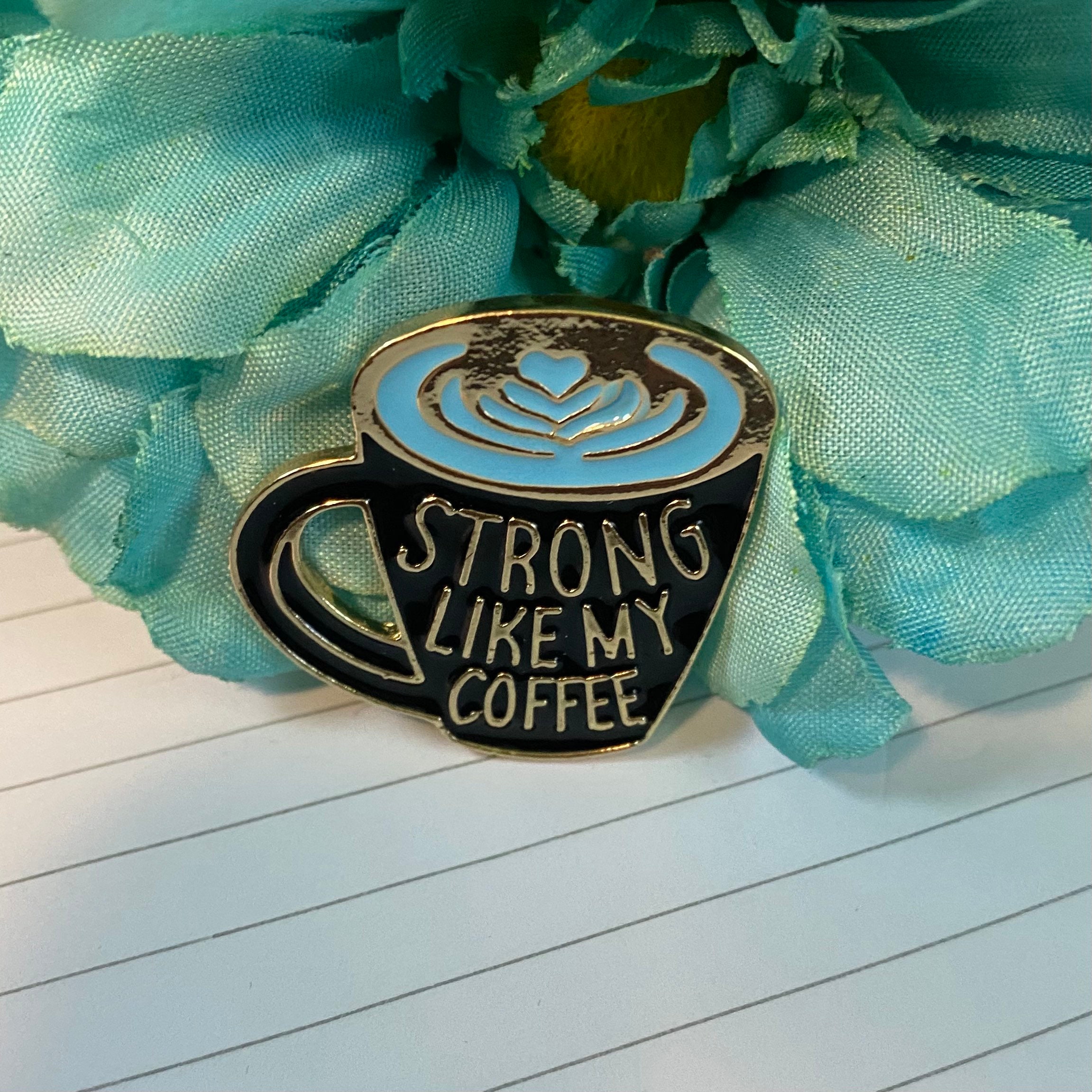 Fuerte como mi taza de café negro azul y oro esmalte Pin