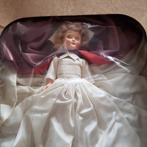 Vintage Krankenschwester Puppe A Little Darling Karneval Puppe mit verschlafenen blauen Augen für Retro Vintage Rare Doll Collector