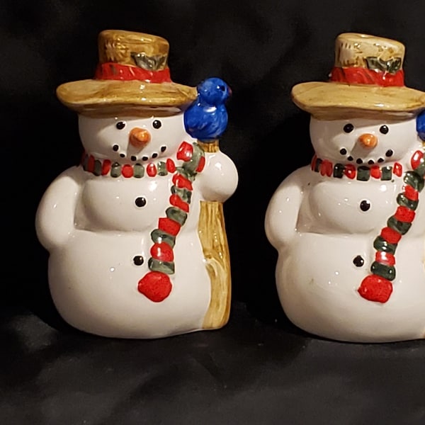 Muñeco de nieve retro vintage con pájaros azules, saleros y pimenteros, decoración navideña, vajilla
