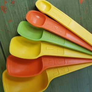 Tupperware Measuring Spoon Set of 6 Spoons and D-Ring in Yellow Orange Green Gift for Retro 1960s 1970s Kitchen Decor