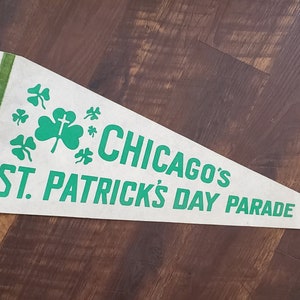 Vintage Chicago's St Patrick's Day Parade Flag Pennant per South Side Irish Parade Collectible Souvenir Wall o St Patrick's Day Party Decor