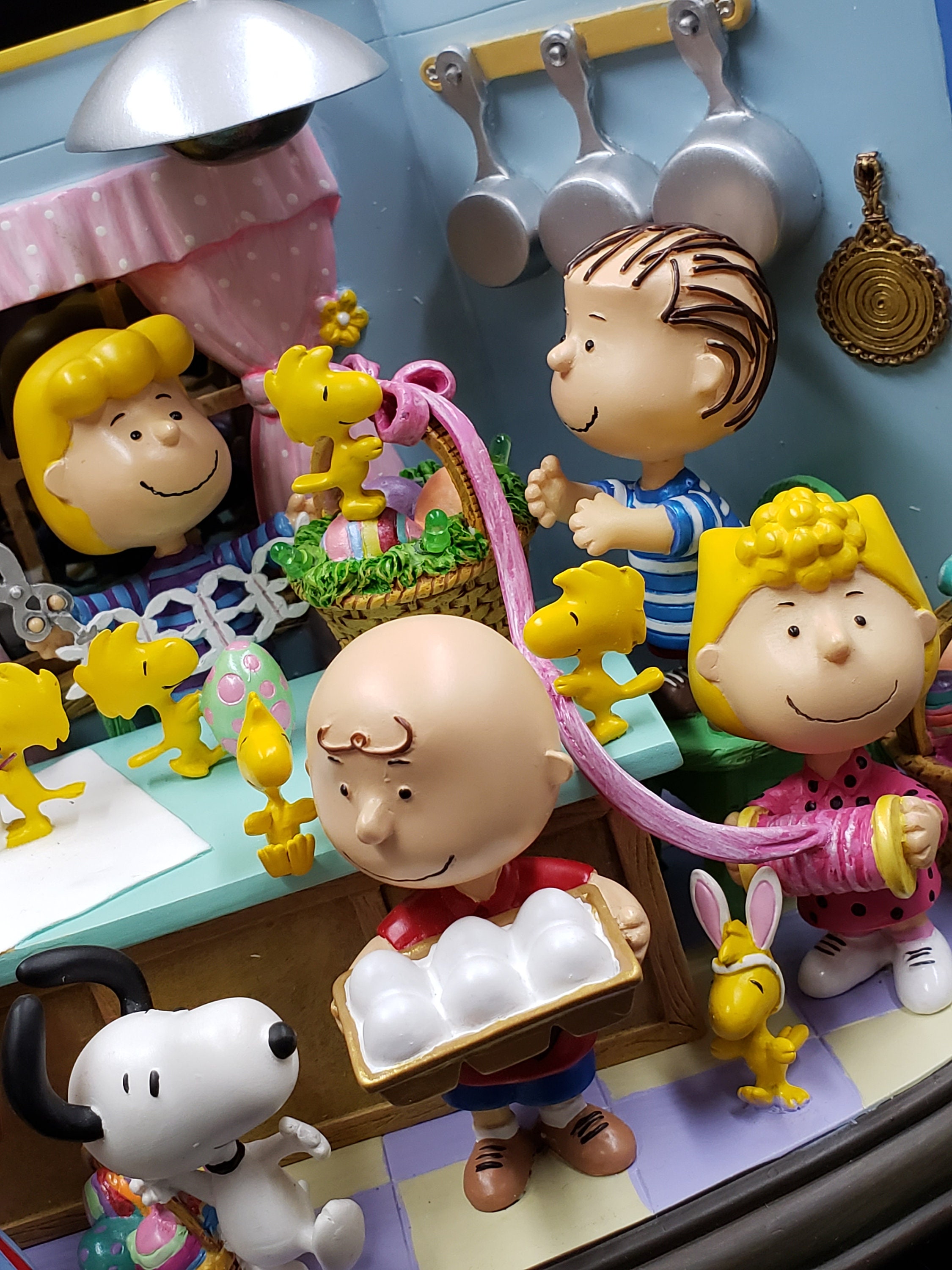 Danbury Mint It's the Easter Beagle Snoopy Peanuts Gang Lighted