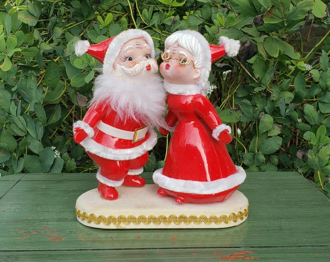 Vintage Santa and Mrs Claus Kissing for Retro Classic Traditional ...