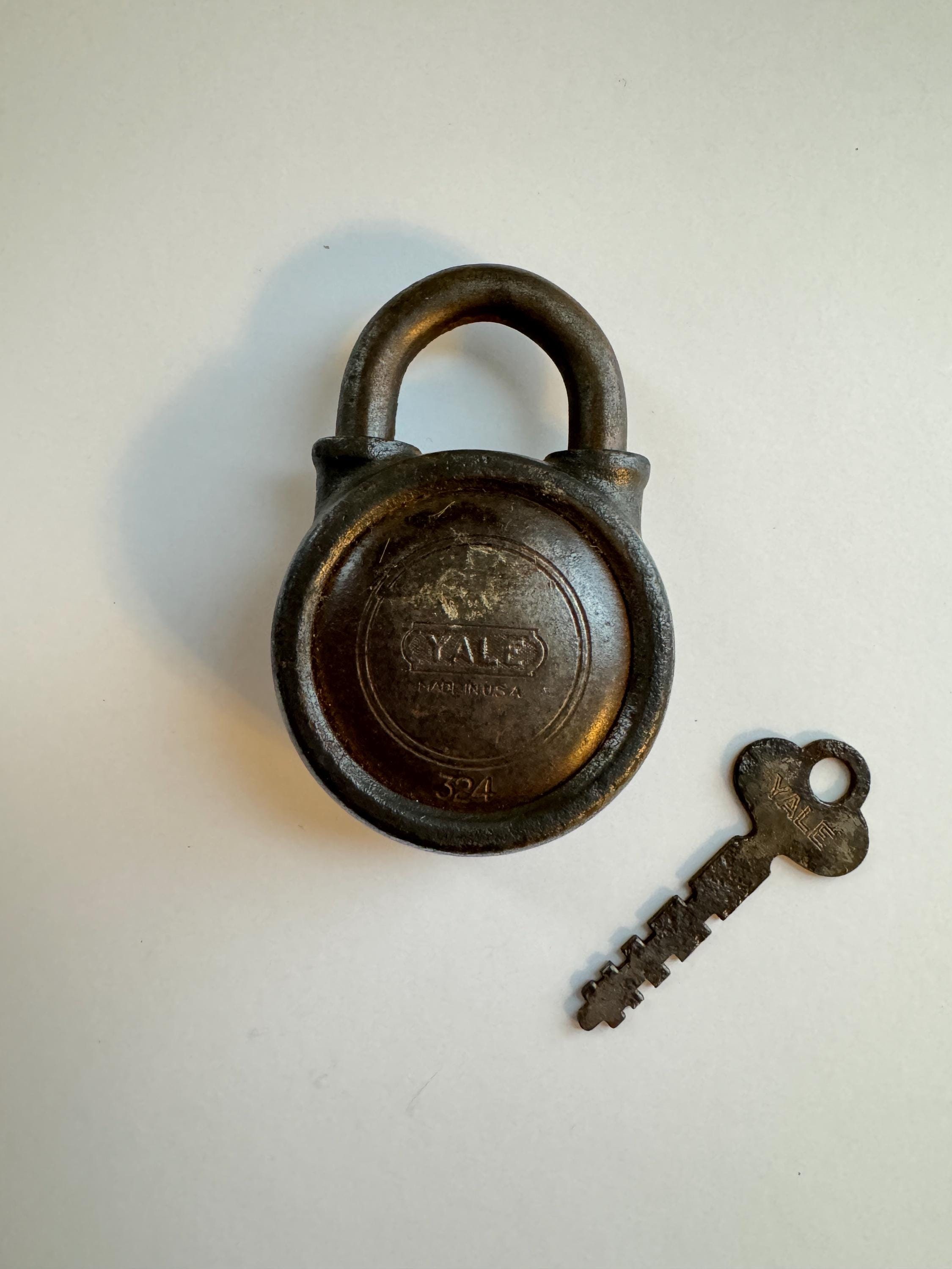M827 Antique 1900's Yale & Towne 南京錠 Vintage Round Yale & Towne Mfg Co Brass Padlock Key Set - Stamford