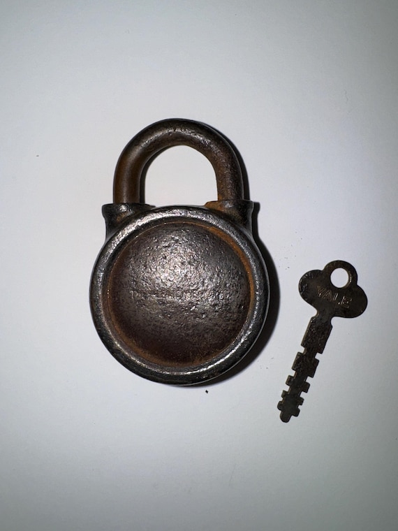 Vintage Round Yale & Towne Mfg Co Brass Padlock Key Set - Stamford