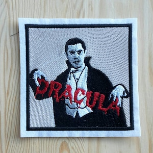 Può includere: Toppa ricamata con un'immagine in bianco e nero di Dracula con un testo "Dracula" rosso.