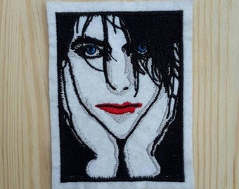 Patch Tribute, inspiriert vom Sänger der New-Wave-Post-Punk-Gruppe Close to Me – britischer Multiinstrumentalist