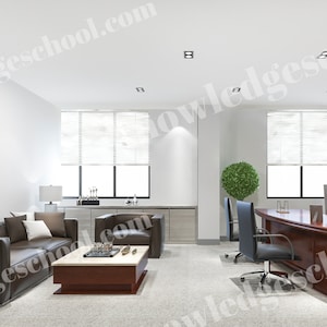 Puede incluir: Un interior de oficina moderno con un sofá de cuero marrón, una mesa de café y un gran escritorio con dos sillas. La oficina tiene grandes ventanas con persianas, una planta en maceta y un techo blanco con iluminación empotrada.