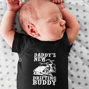 Nouveau body bébé copain dérivant de papa, voiture de course de papa drift, cadeau de shower de papa, cadeau nouveau-né, papa vagabond, sexe révélé, tenue à emporter