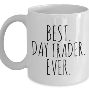 Puede incluir: Taza de caf&eacute; de cer&aacute;mica blanca con texto negro que dice "BEST. DAY TRADER. EVER."