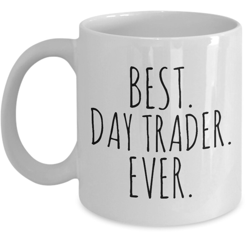 Puede incluir: Taza de caf&eacute; de cer&aacute;mica blanca con texto negro que dice "BEST. DAY TRADER. EVER."