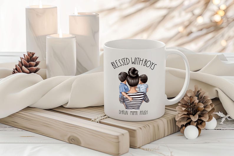 Puede incluir: Taza de cer&aacute;mica blanca con una ilustraci&oacute;n en blanco y negro de una madre con dos ni&ntilde;os. El texto "Blessed with Boys" est&aacute; impreso en negro en la taza. El texto "Oh, how I love my boys!" est&aacute; impreso en negro en la parte inferior de la taza.
