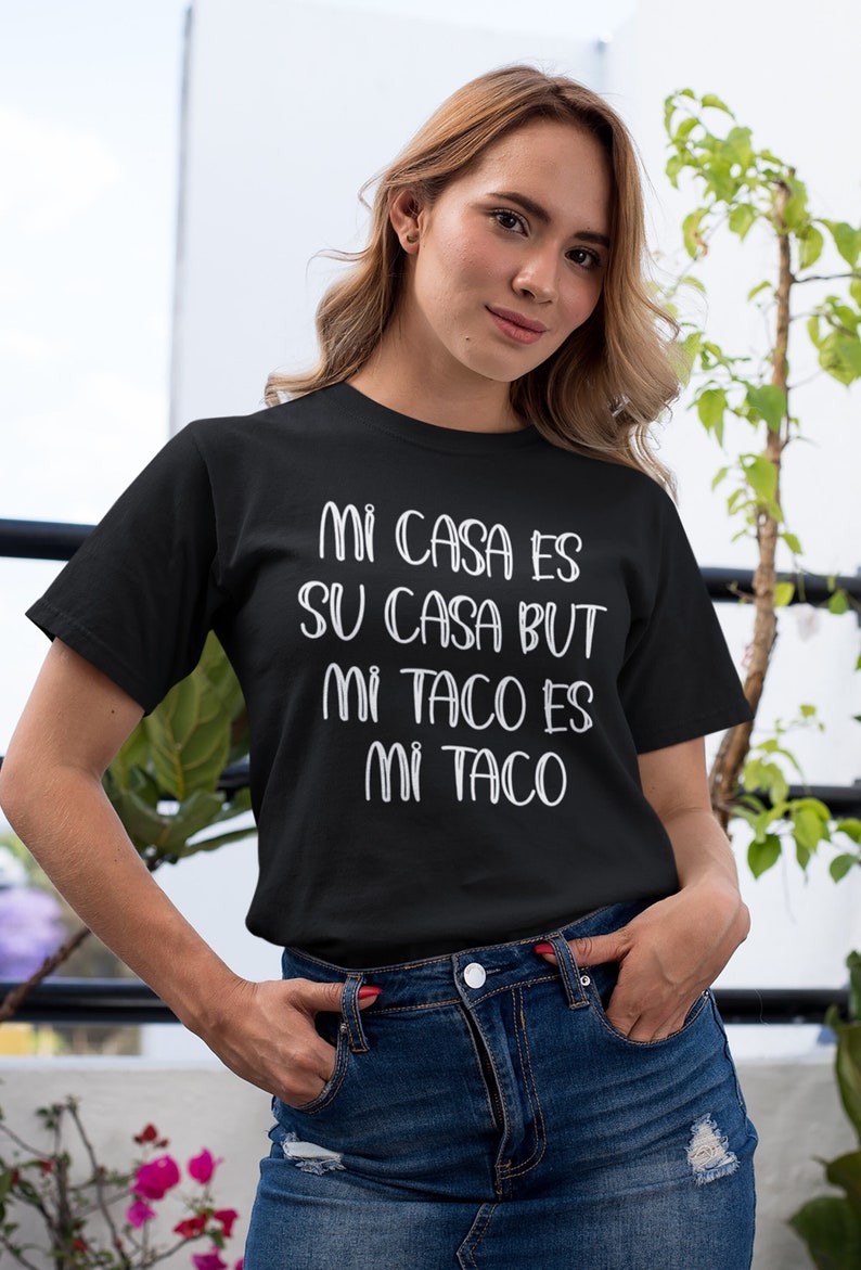 Puede incluir: Una camiseta negra con texto blanco que dice "Mi casa es su casa but mi taco es mi taco".