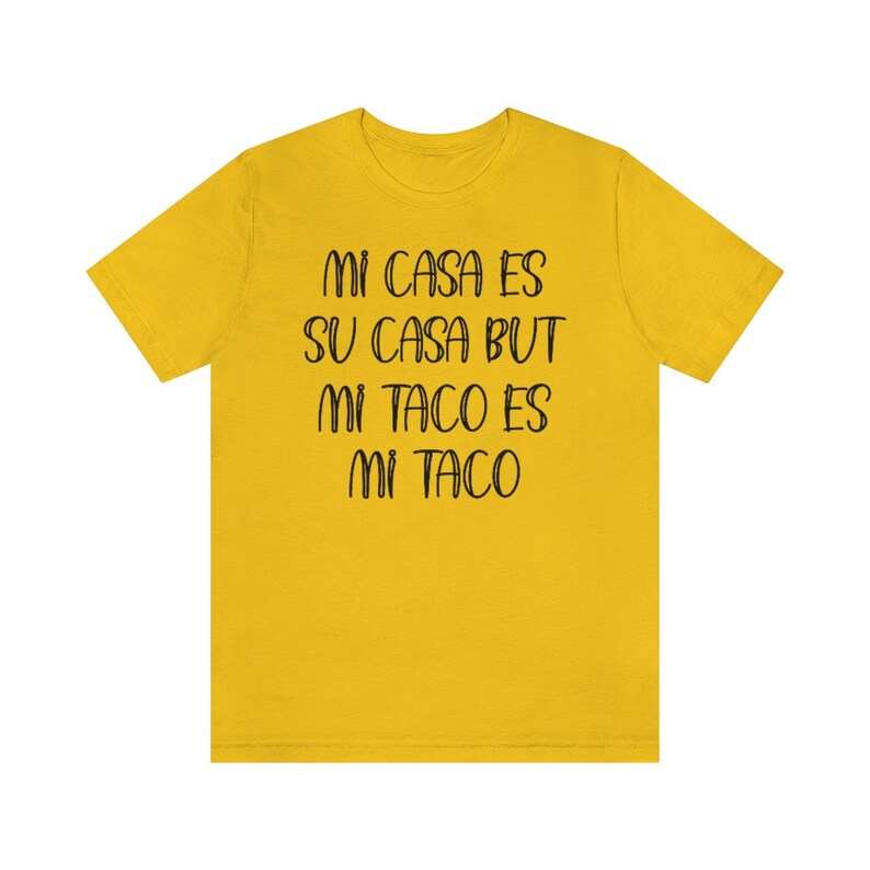 Puede incluir: Camiseta amarilla con texto negro que dice "Mi casa es su casa but mi taco es mi taco".
