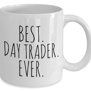 Puede incluir: Taza de caf&eacute; de cer&aacute;mica blanca con texto negro que dice "BEST. DAY TRADER. EVER."