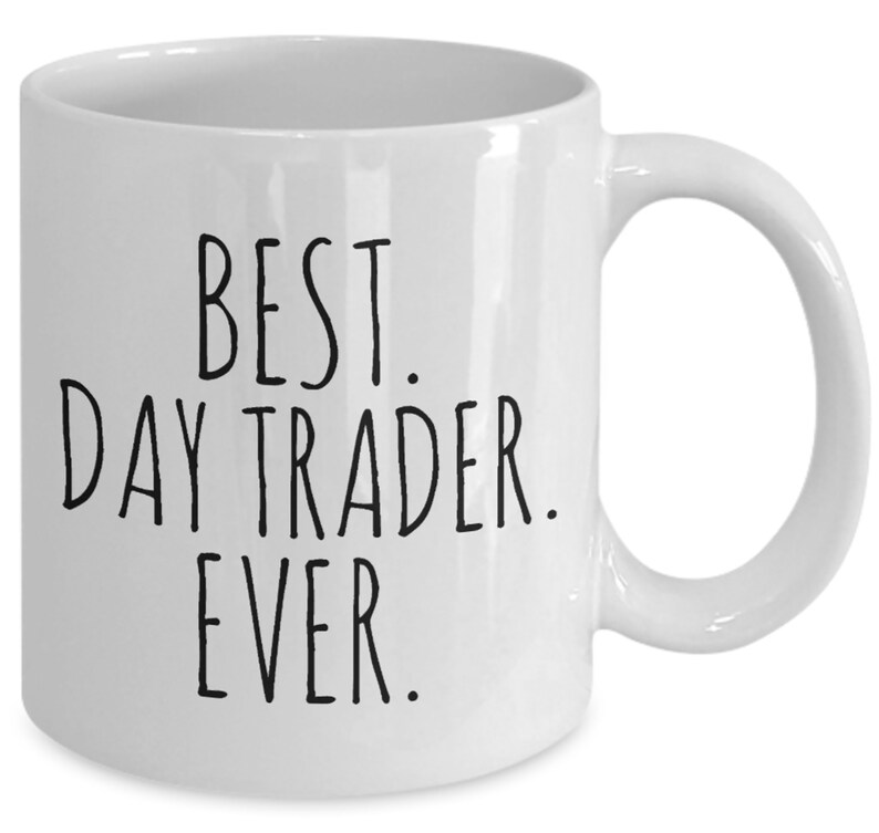 Puede incluir: Taza de caf&eacute; de cer&aacute;mica blanca con texto negro que dice "BEST. DAY TRADER. EVER."