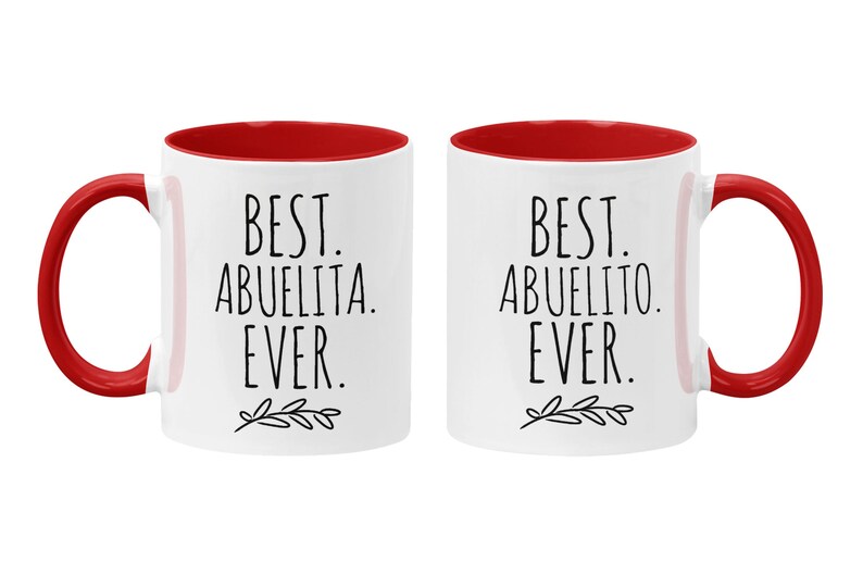 Peut inclure: Deux tasses en c&eacute;ramique blanche avec int&eacute;rieur et poign&eacute;es rouges. La tasse de gauche dit "Best Abuelita Ever." La tasse de droite dit "Best Abuelito Ever."