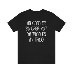 Puede incluir: Camiseta negra con texto blanco que dice "Mi casa es su casa but mi taco es mi taco".