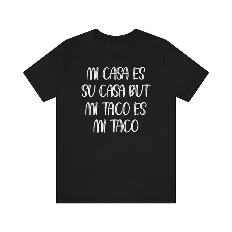 Puede incluir: Camiseta negra con texto blanco que dice "Mi casa es su casa but mi taco es mi taco".