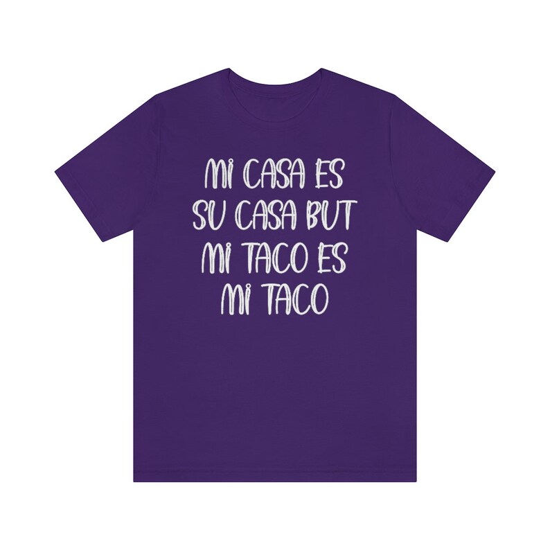 Puede incluir: Camiseta morada con el texto "Mi casa es su casa but mi taco es mi taco" en blanco.