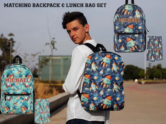 Ensemble personnalise de sac a dos et de sac a lunch assortis Rockets in Space pour garcons rentree des classes sac a lunch sur l espace cartable avec nom personnalise Etsy Canada