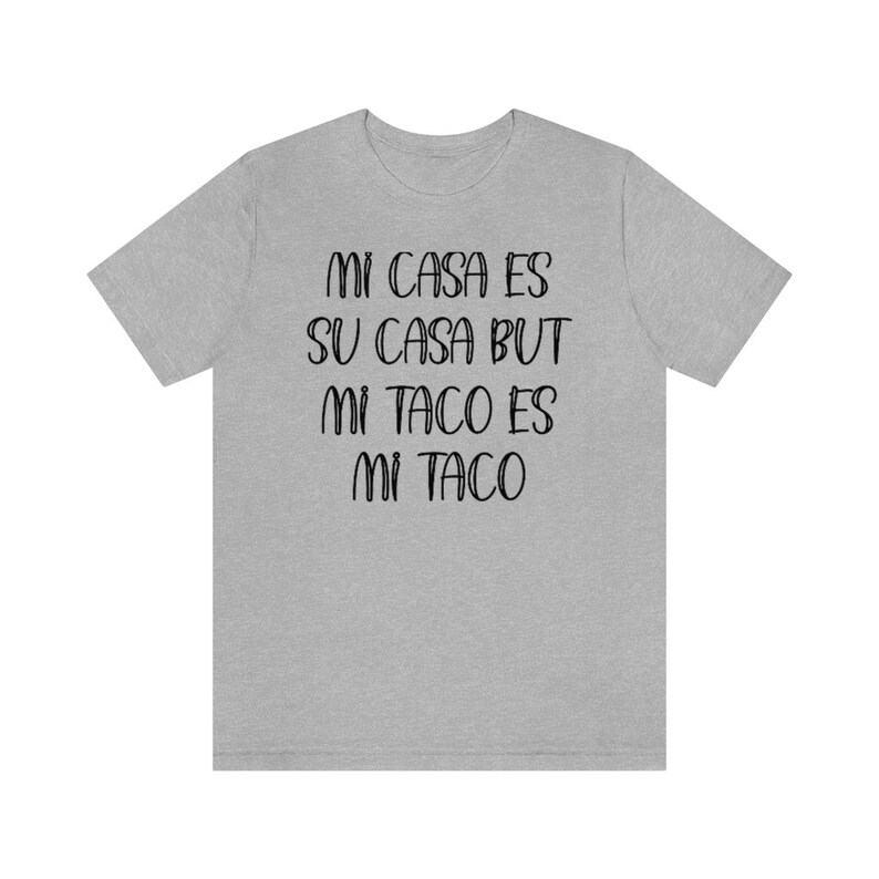 Puede incluir: Camiseta gris con el texto "Mi casa es su casa but mi taco es mi taco" impreso en negro.