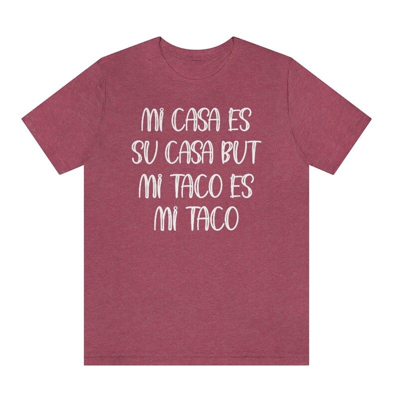 Puede incluir: Una camiseta color granate con el texto "Mi casa es su casa but mi taco es mi taco" impreso en blanco.