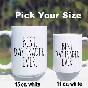 Puede incluir: Dos tazas de cer&aacute;mica blanca con texto negro que dice "BEST. DAY TRADER. EVER." La taza de la izquierda es de 15 onzas y la taza de la derecha es de 11 onzas.