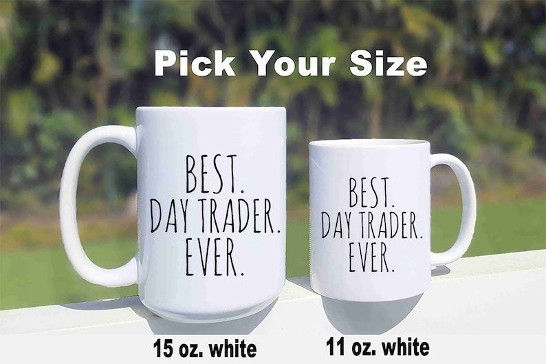 Puede incluir: Dos tazas de cer&aacute;mica blanca con texto negro que dice "BEST. DAY TRADER. EVER." La taza de la izquierda es de 15 onzas y la taza de la derecha es de 11 onzas.
