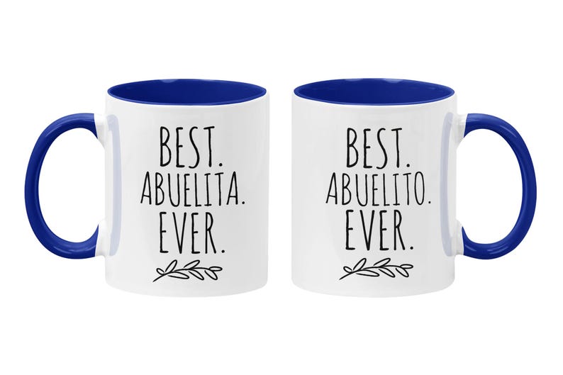Peut inclure: Deux tasses en c&eacute;ramique blanche avec des bords bleus. La tasse de gauche dit "Best Abuelita Ever." La tasse de droite dit "Best Abuelito Ever."