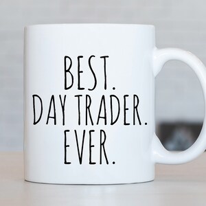 Puede incluir: Taza de caf&eacute; de cer&aacute;mica blanca con texto negro que dice "BEST. DAY TRADER. EVER."