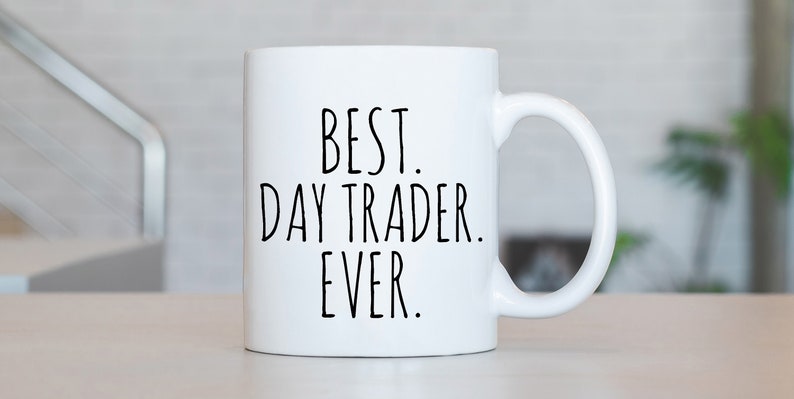 Puede incluir: Taza de caf&eacute; de cer&aacute;mica blanca con texto negro que dice "BEST. DAY TRADER. EVER."
