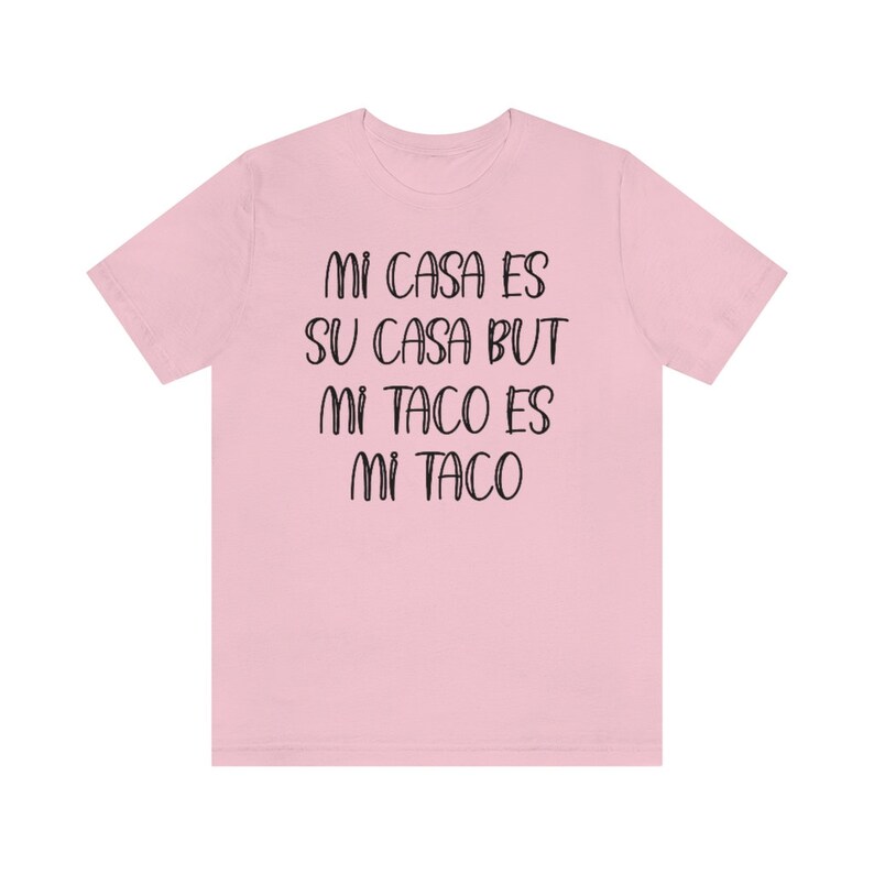 Puede incluir: Camiseta rosa con el texto "Mi casa es su casa but mi taco es mi taco" impreso en negro.