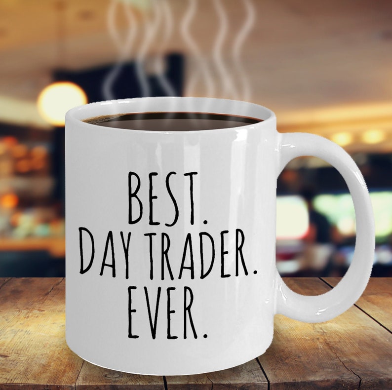 Puede incluir: Taza de caf&eacute; de cer&aacute;mica blanca con texto negro que dice "BEST. DAY TRADER. EVER."