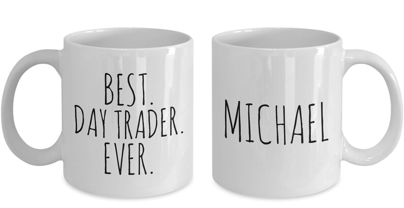 Puede incluir: Dos tazas de cer&aacute;mica blanca. Una taza dice "Best Day Trader Ever." La otra taza dice "Michael."