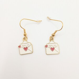 Valentinstag Ohrringe, gold Ohrringe mit Liebesbrief Anhänger und rosa Glasperlen, Valentinstag Geschenk, Freundin Geschenk, handgemacht