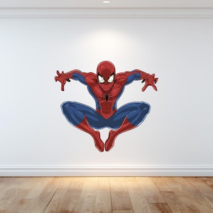 Pode incluir: Uma ilustração de desenho animado do Homem-Aranha em pose de cócoras, contra uma parede branca. O super-herói é retratado em seu traje clássico vermelho e azul, com um emblema de aranha preta no peito.