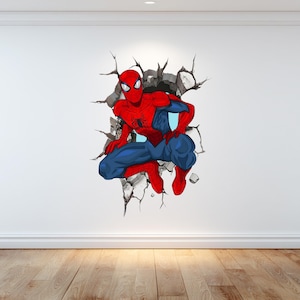 Peut inclure: Un autocollant mural représentant Spider-Man perçant un mur fissuré. Le super-héros porte son costume rouge et bleu emblématique, avec un motif de toile d'araignée sur sa poitrine. Le fond montre un effet de mur fissuré réaliste.