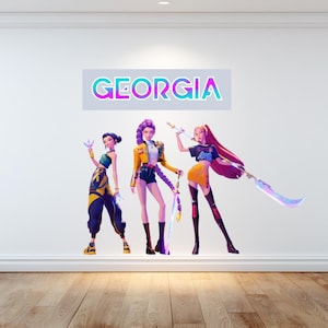 Puede incluir: Ilustración de tres figuras femeninas estilizadas con espadas y ropa futurista. La palabra "GEORGIA" se muestra en una fuente degradada sobre las figuras. Las figuras están de pie sobre una pared blanca con un suelo de madera.