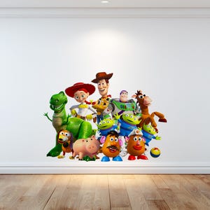Könnte beinhalten: Ein farbenfroher Wandaufkleber mit Figuren aus dem Animationsfilm Toy Story. Zu den Figuren gehören Woody, Buzz Lightyear, Jessie, Rex, Mr. Potato Head, Hamm und andere. Der Aufkleber ist für die Anbringung an einer Wand konzipiert.