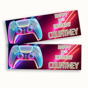 Könnte beinhalten: Zwei Banner mit einem Neon-Design. Jedes Banner zeigt einen stilisierten Videospiel-Controller in Blau- und Lilatönen. Der Text auf den Bannern lautet "HAPPY 17TH BIRTHDAY COURTNEY" in goldfarbenen Buchstaben auf einem dunkelroten Hintergrund.