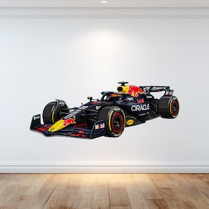 Peut inclure: Un autocollant mural représentant une voiture de course de Formule 1 bleu foncé et jaune aux couleurs de l'écurie Oracle Red Bull Racing. La voiture porte le numéro 22, le logo Red Bull et diverses marques de sponsors comme Mobil, Honda et Pirelli.